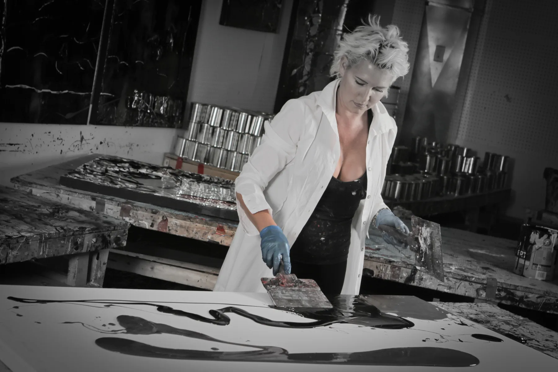 Lisabel au travail dans son atelier