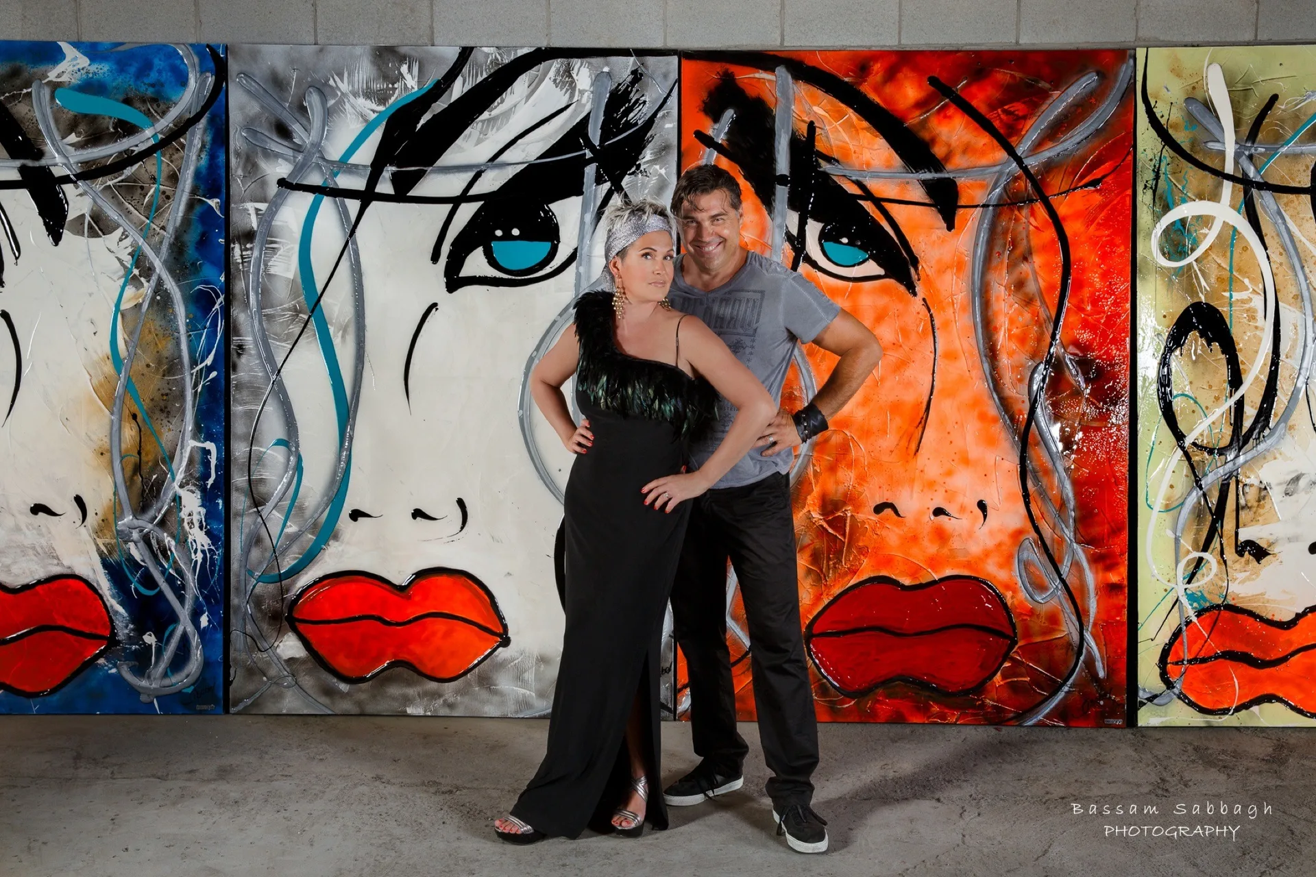 Lisabel et Glenn devant une œuvre grand format